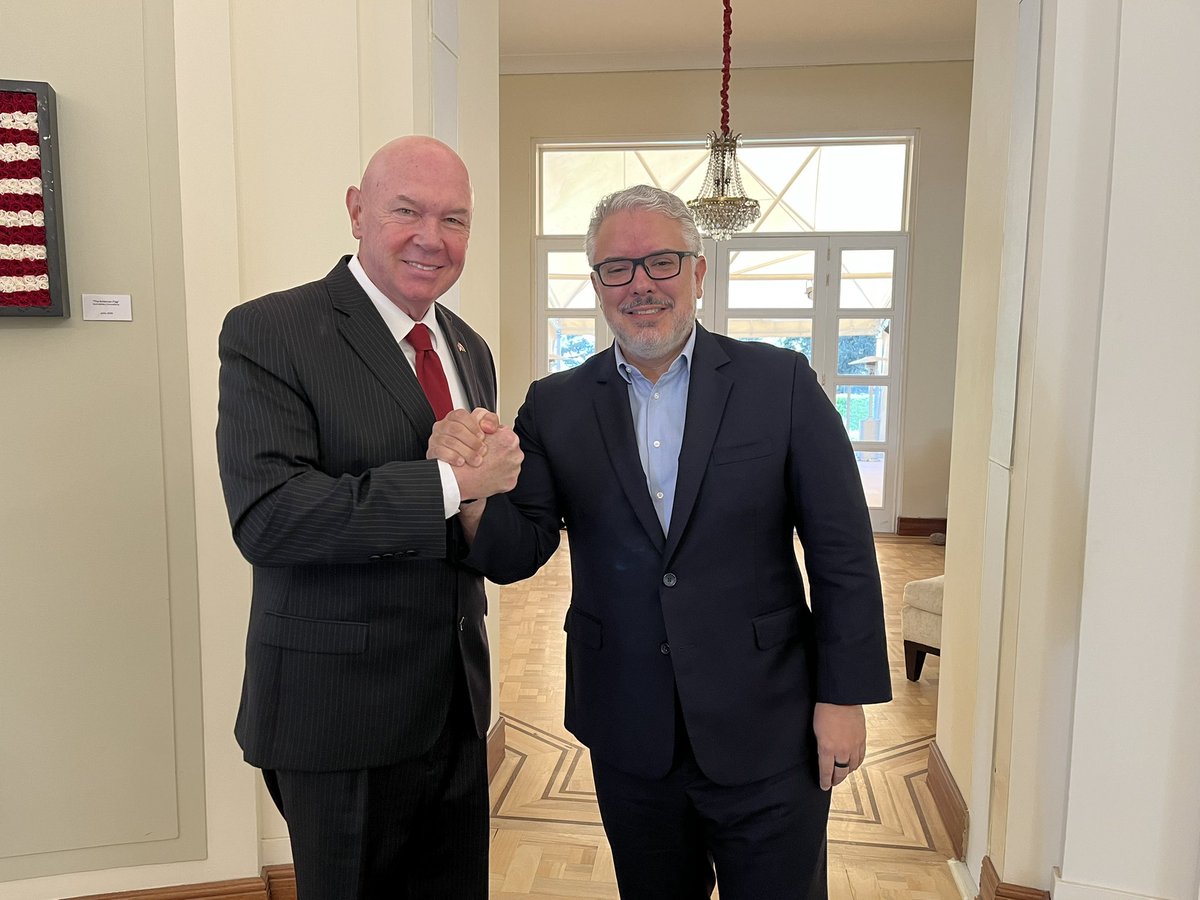 Hoy despedimos a John McNamara, quien culmina su misión como embajador (e) de Estados Unidos en Colombia.

Gracias, John, por tu compromiso con la democracia, el fortalecimiento de nuestras instituciones y por ser un aliado clave de la relación bilateral entre nuestros países. Tu