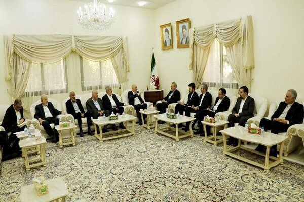 Los líderes de la organización terrorista Hamás, Khaled Mashal y Muhammad Ismail Darwish, se sientan en Doha con Ali Larijani, el principal funcionario de seguridad del régimen terrorista de Irán.

Dime con quién andas y te diré quién eres..