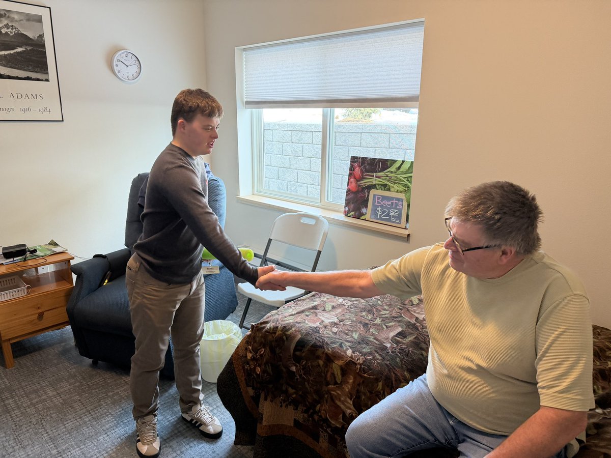 ocamedia's tweet photo. #OregonLife at #OCAMedia — back on the road with inspiring Optimist Nolan Rule! 💙
From working out with local seniors to serving lunch with a smile, Nolan’s energy and kindness were contagious.
Thanks #OregonBrooklynOptimistClub! 🙌 #Beehive @Oregon_Boosters https://t.co/XkHDHPr99j