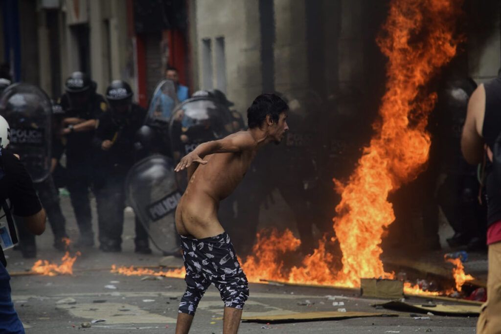 No es reforma, es esclavitud y represión: Crónica del gas, las balas y la subasta de derechos: Mientras el Senado argentino debatía cuántos derechos quitar a la clase trabajadora, la policía reprimía en las inmediaciones del Congreso y en todo el país
lahaine.org/mundo.php/no-e…
