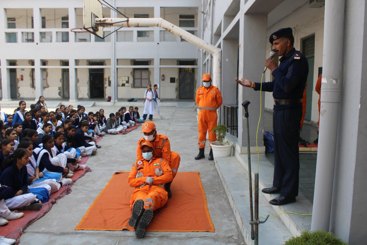 08NDRF's tweet photo. Team 8th NDRF conducted a School Safety Programme at Shushila Girls Inter College, Ghaziabad (UP). Students & staff learned disaster preparedness & basic first aid through hands-on sessions and practical demos.
#NDRF #SchoolSafetyProgramme #DisasterPreparedness #FirstAid https://t.co/94SVNij7T3