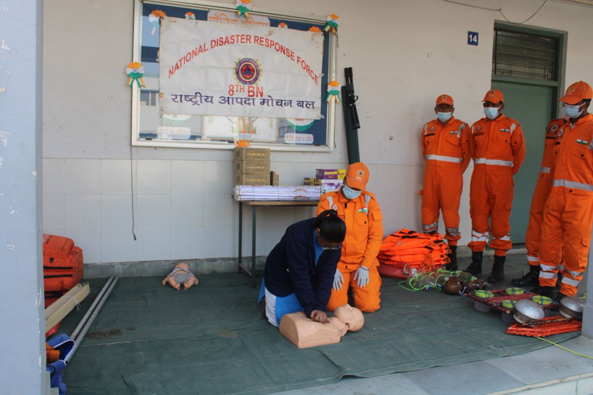 08NDRF's tweet photo. Team 8th NDRF conducted a School Safety Programme at Shushila Girls Inter College, Ghaziabad (UP). Students & staff learned disaster preparedness & basic first aid through hands-on sessions and practical demos.
#NDRF #SchoolSafetyProgramme #DisasterPreparedness #FirstAid https://t.co/94SVNij7T3