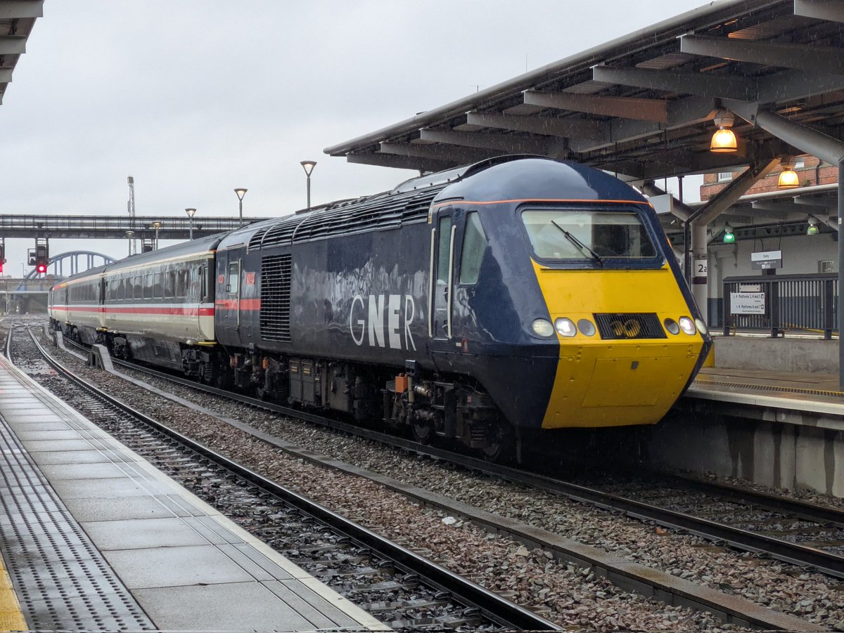 SteelCityDog_'s tweet photo. 125 Preservation's 43060 "Heaton 150 1875-2025" leads 125 Group's 43025 "Exeter" and three Mk3 coaches into Derby on today's 5J26 Toton TMD to Bury East Lancs Railway.
#GNER #IntercitySwallow #125Group #125Preservation #Intercity125 https://t.co/H81sjTV4di