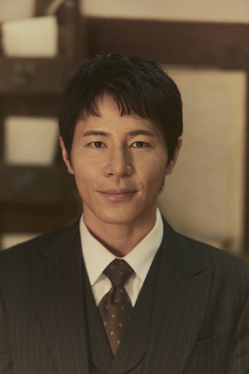 이규형 배우님이 뀨해진으로서 100회째 
무대를 선 팬레터의 마지막 여운이 넘 
고요하면서도 강렬했다. 
이규형이라는 배우의 미친 연기때문에...
그것도 그림자로 다 보여준 신들린 연기때문에...
공연 거의 마지막 장면 중 칠인회를 다시 
이어가기로 하며 세훈의 마지막 넘버로 마무리할때쯤 무대