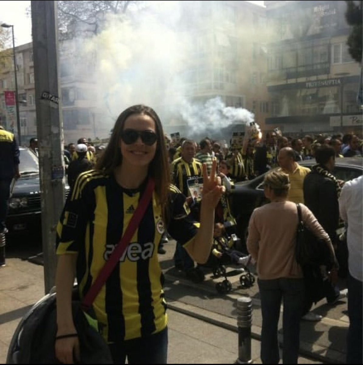 tugceero's tweet photo. Alex, Eda, Birsel tek tek Fenerbahce profesyonel hayatları bitiyor, üzülüyorum ama onları izleyen nesilin içinde olmakta çok gurur veriyor, 3 temmuz da hepiniz vefayı öğrettiniz ve 100 sene sonra bile isimleriniz anılacak bu gurur da size yakışırdı, iyi ki Fenerbahçelisiniz 💛💙 https://t.co/GNW9R1QFWS
