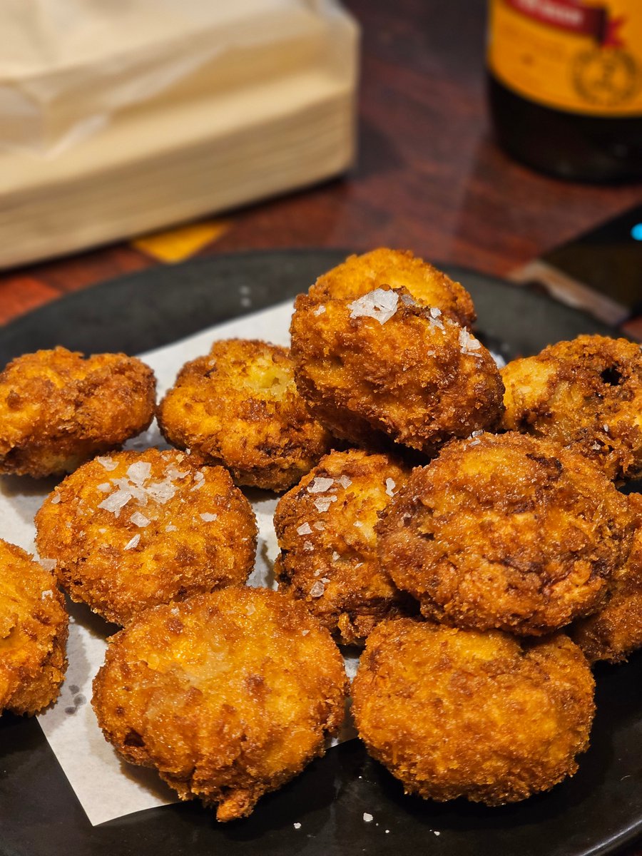 이태원 베쓰푸틴
네명이서 가게 메인메뉴 다시키고 1인 2.2 정도인데 사실 얼마인지 몰라요 가면 걍 친구들이 다 시키고 저는 맛있게 먹음 재개발때문에 곧 영업종료하신다고 하니 가실 분들은 빨리 가시길 인생에서 가장 맛있는 튀김들입니다 탄산 꼭 마셔 두잔마셔