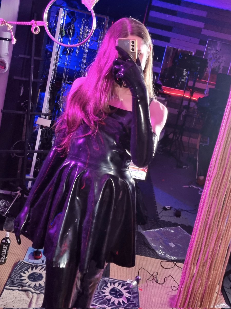 theCupcakeB1tch's tweet photo. How's my date night outfit? https://t.co/t89IGFWi83
