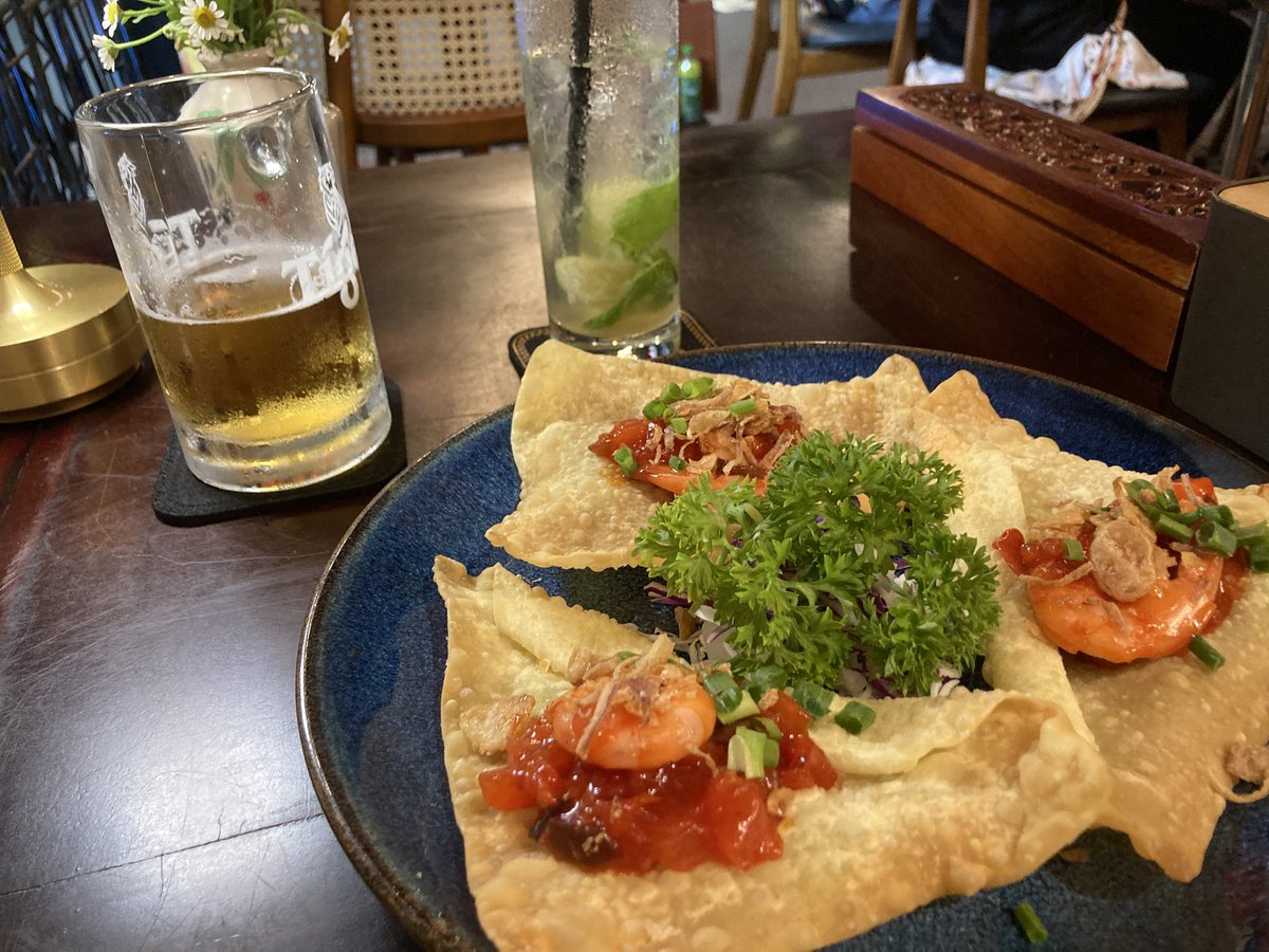 一日目、ホイアン。
今日食べたもの。
•ホイアンNo1のバインミー(安い美味い)
•近くのコムガー(安い美味い)
•屋台のマンゴー(安い美味い)
•適当に入ったバー(高いが安い)