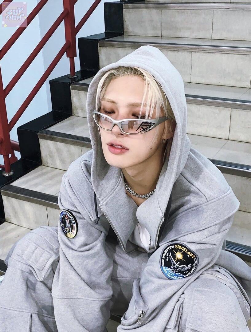 -rl hello! without mentioning my interests anyone wants to be friends? I'm 24+ using he/him as my pronouns. Rep with your TMI today or with something you've been enjoying lately.