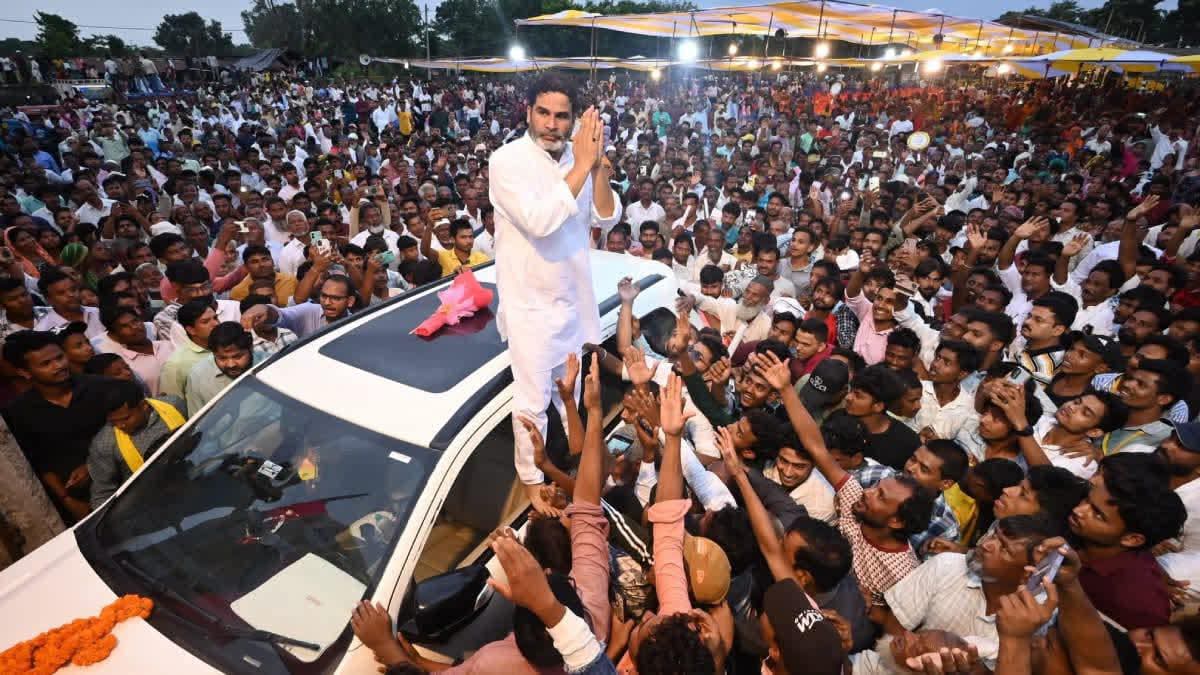 विहारको विधानसभाको चुनावमा  “रोड–सो” ले भाइरल बनेका प्रशान्त किशोरको पार्टी शून्य सिटमा सीमित भयो।
भीडले होइन, भुइँले जिताउँछ
लाइक र ट्रेन्डले होइन, घर–घरको ढोका ढकढक्याएर विश्वास जित्दा परिणाम आउछ्।
पार्टीहरू गाउँ पसे, जनताको अगाडि गल्ती स्वीकारे, फेरि सम्बन्ध जोडे परिणाम आउछ्।