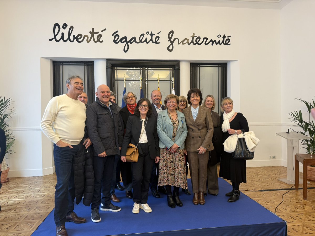 Dominiq_Estrosi's tweet photo. Devant les plus éminentes personnalités du monde du logement social et de ses collègues et amis, c’est un parcours fait d’engagement,de dévouement, de compétences dans ses différents postes  qui a acté la reconnaissance de l’Etat pour cette haute distinction. https://t.co/qdmipJ2geH