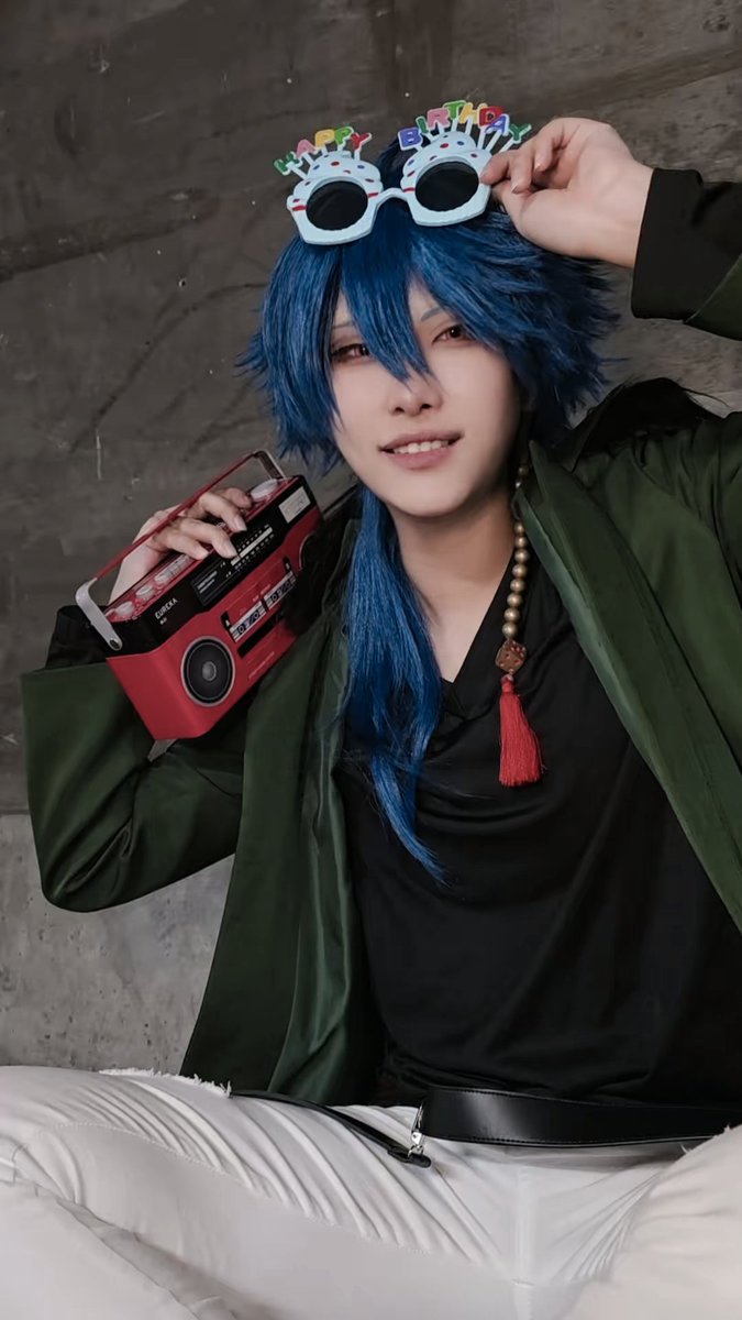 今日誕生日で浮かれてる私
肩に乗せてるラジカセは🍭がくれたバレンタインのチョコなんだけどあまりにもセンスが良くて🤦‍♀️🤦‍♀️