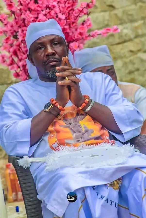 gent2smile's tweet photo. The Nigerian government, through NNPC, pays High Chief Government Oweizide Ekpemupolo Tompolo 4 billion naira every month, 48 billion annually, for just one job. 

"To protect oil pipelines in the Niger Delta"

Tompolo is so liquid that he can afford to bring any A-list celebrity to the riverine Gbaramatu, where he stays. 

Obi Cubana and E-Money were his guests not quite long ago, and these men travelled by boat to meet with Tompolo when they arrived in Delta State.

Only God knows how much Tompolo paid for the appearance for Obi Cubana and E-Money to embark on such a risky journey.

Last year, during the last Delta State security summit, Tompolo was the special chief launcher, and he dropped a 10 billion naira donation quietly without any noise or fanfare, showing the scale of his liquidity. 

Nigeria’s richest man, Aliko Dangote, once mentioned that there are actually Nigerians who are more liquid than he is. 

And I think he has the likes of Tompolo in mind when he made the assertion. 

One man, a repentant militant, is super liquid and a billionaire, not because he created any innovative products that made the lives of Nigerians better and easier but because he was a former criminal and repentant militant and because of this, the Nigerian state choose to reward him massively.

An example of how a dysfunctional country works.

— Chukwudi Iwuchukwu