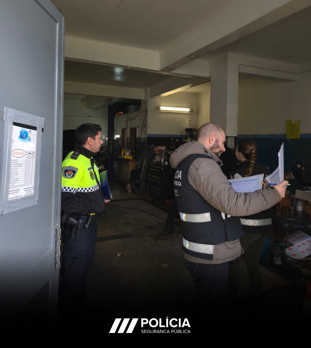 PSP_Portugal's tweet photo. A #PSPLisboa realizou uma operação conjunta de fiscalização a oficinas automóveis, com o objetivo de detetar situações de incumprimento das normas legais de proteção ambiental. A ação resultou na elaboração de diversos autos de contraordenação.
#SemprePresente https://t.co/Ad1D2rsaXh