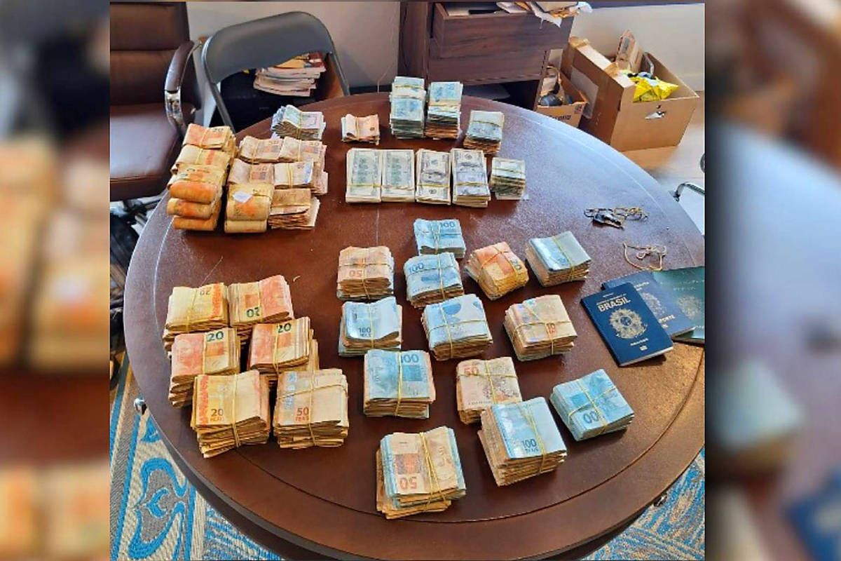 ThiagoResiste's tweet image. ATENÇÃO!!! PF faz MEGA OPERAÇÃO contra corrupção do governo TARCÍSIO mas a Globo tá OMITINDO o nome do governador!!

Apreenderam R$ 2,4 MILHÕES na casa de um dos BANDIDOS indicados por Tarcísio pra roubar a Secretaria de Fazenda de SP (equivalente ao Ministério da Fazenda)!!!!