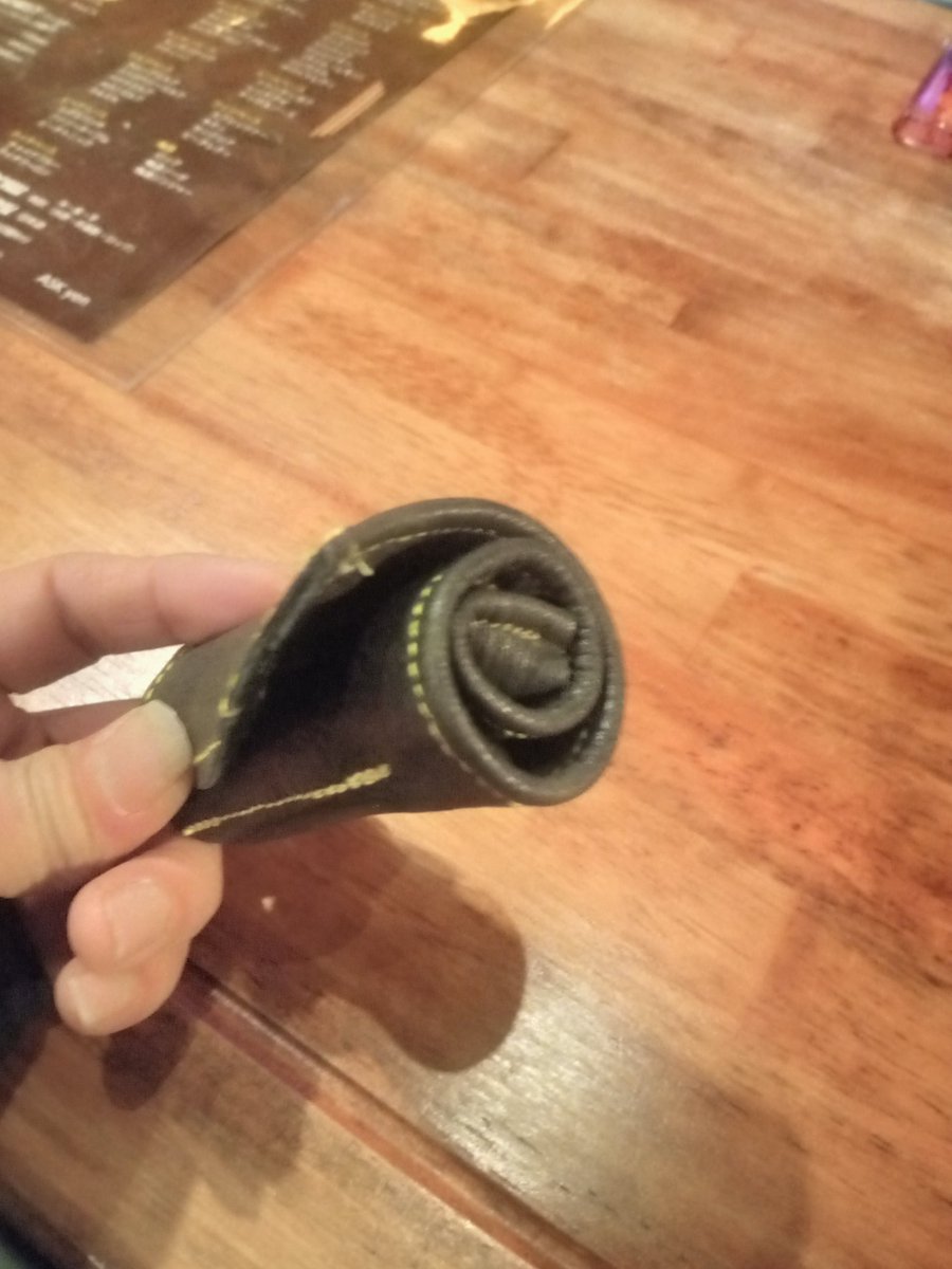 gowemonworks's tweet photo. なんか、夜暇なので
ミニ四駆よく使うやつらのビット入れ
レザー仕様。
巻いて巻いてコンパクト https://t.co/5QL8VrYc8L