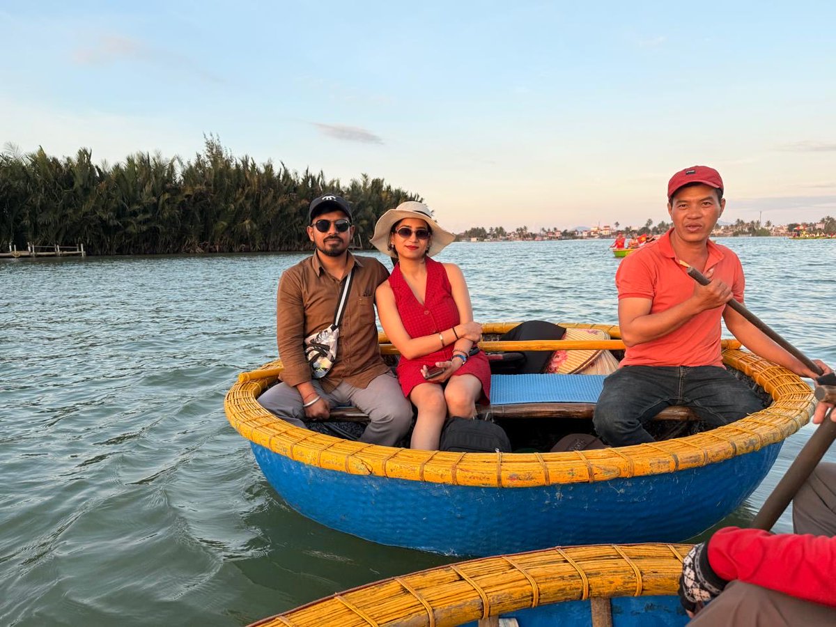 HolidayTram's tweet photo. What’s better than two people in love?! 🥰 

📸: Mr. Sudhir Kumar 📍#Vietnam

#HolidayTram #ShapingYourDreamVacation https://t.co/OnNPaQRCuX
