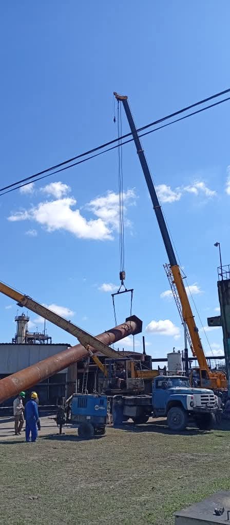 Los petroleros concluyen con éxito la fabricación y montaje de la Chimenea de la Caldera B-607, trabajo realizado con responsabilidad y prontitud  por la UEB Mantenimiento y una brigada de  la empresa ZETI de Sancti-Spíritus.
#petroleroscabaiguan
#PetrolerosPorCuba