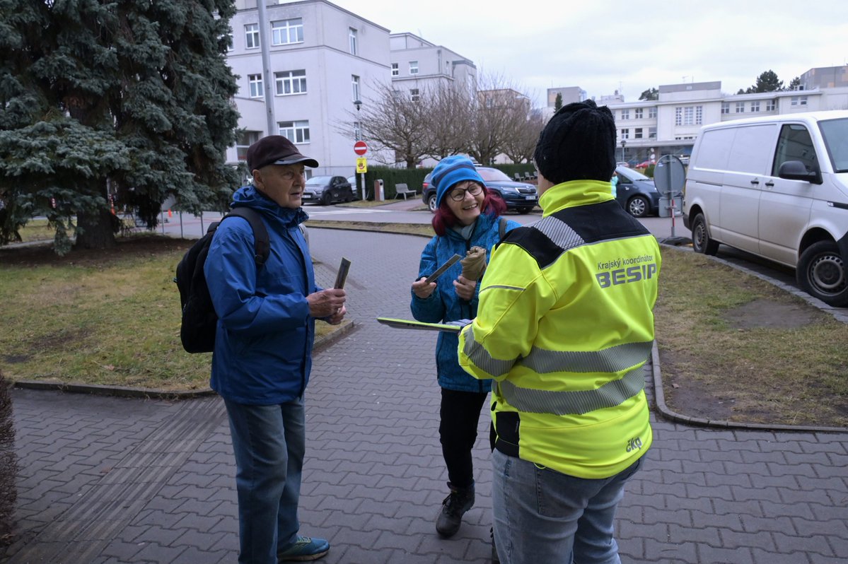 Dnes proběhla ve Fakultní nemocnici Hradec Králové pravidelná akce "Valentýnské srdce s BESIPEM". Preventivní kampaň je zaměřena na zvýšení povědomí o důležitosti viditelnosti chodců a cyklistů. Reflexní prvky mohou výrazně přispět ke zvýšení bezpečnosti v silničním provozu.