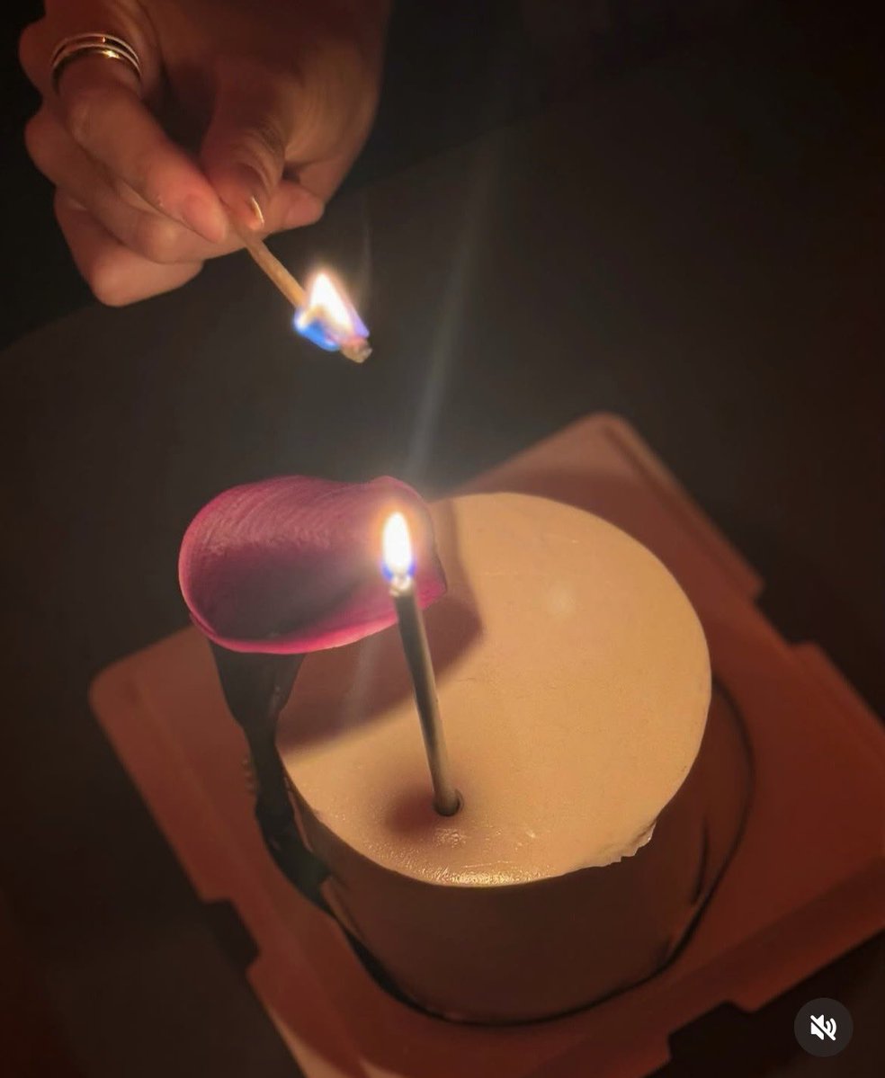 ฉลองวันเกิดให้เจ้าหญิงน้อยประจำเกาะ 👑📿🎂
มีความเป็นไปได้สูงมากๆ ถ้าแก๊งออนนี่ซื้อเซตเจ้าหญิงให้ เพราะทุกคนเรียกน้องเจ้าหญิงกันหมดเลย 🥰 ไปฉลองด้วยกันกับเพื่อนๆ แล้วก็ไปฉลองต่อกับแฟน รู้สึกเอ๊ะตั้งแต่ตอนอ่านแคปชั่น ช่วงเวลาก็เป็นไปได้ ชอบยัยคุณหนูใส่เสื้อ miu miu 🐰🤏🏼