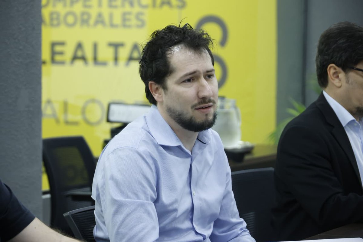 MTESS_PY's tweet photo. 🤝 #Mediación| En el Ministerio de Trabajo, se llevó a cabo una reunión tripartita con la participación de trabajadores y representantes de la patronal de una institución educativa de Asunción, con el objetivo de acercar posiciones y promover el diálogo.

La reunión fue encabezada por el viceministro de Trabajo, @cesar_segovia, quien informó que se acordó iniciar la negociación del reglamento interno, donde se contemplarán aspectos solicitados por los trabajadores.

Se espera avanzar hacia una solución bipartita y, de ser necesario, la cartera laboral seguirá acompañando el proceso de mediación hasta alcanzar un acuerdo.