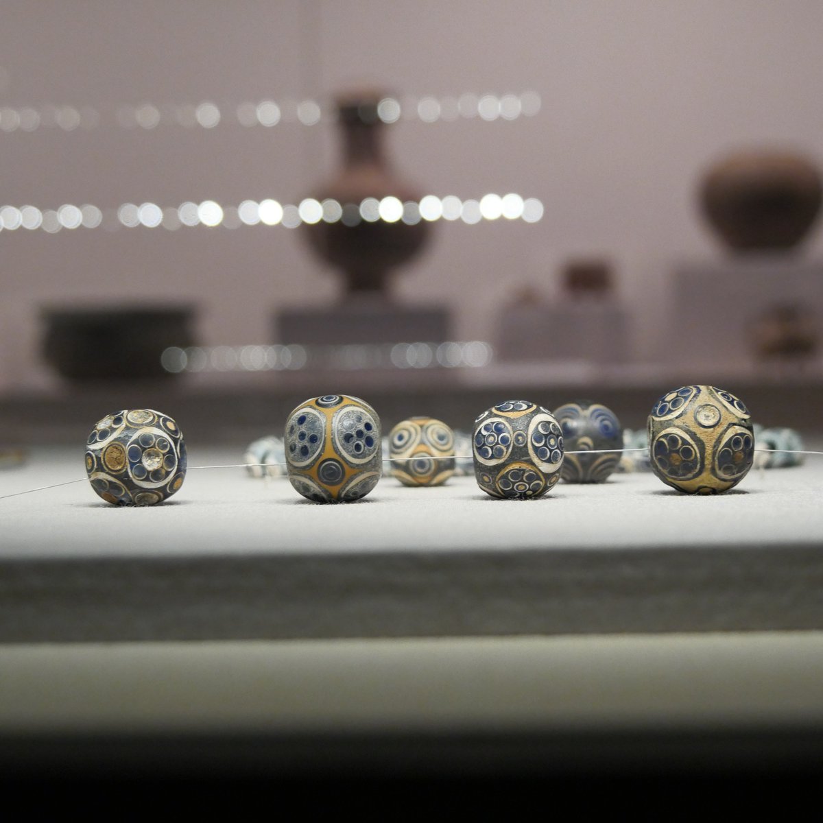 うっとりと見惚れてしまうトンボ玉。 七曜円文や重圏円文を象嵌した