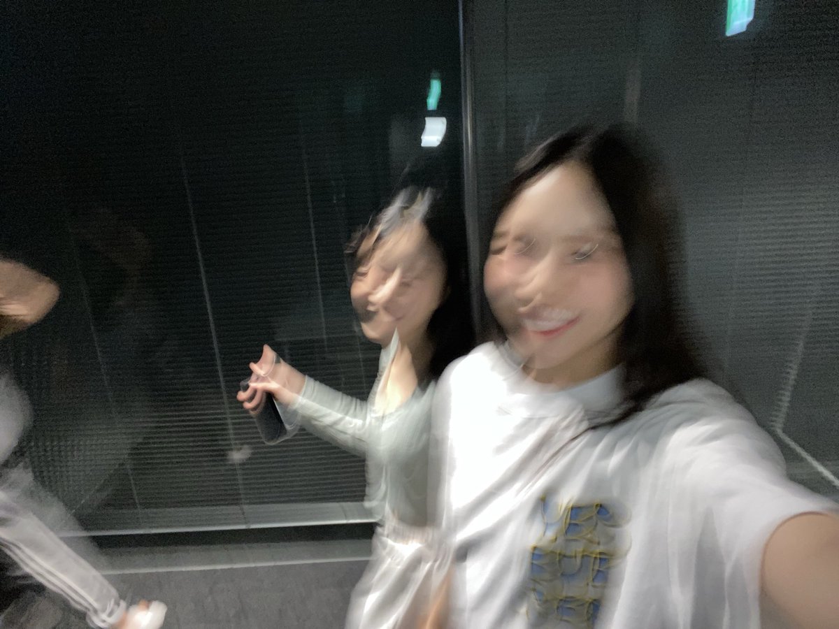 야 저기 초미녀 지나간다
                                                   초딩들인데?