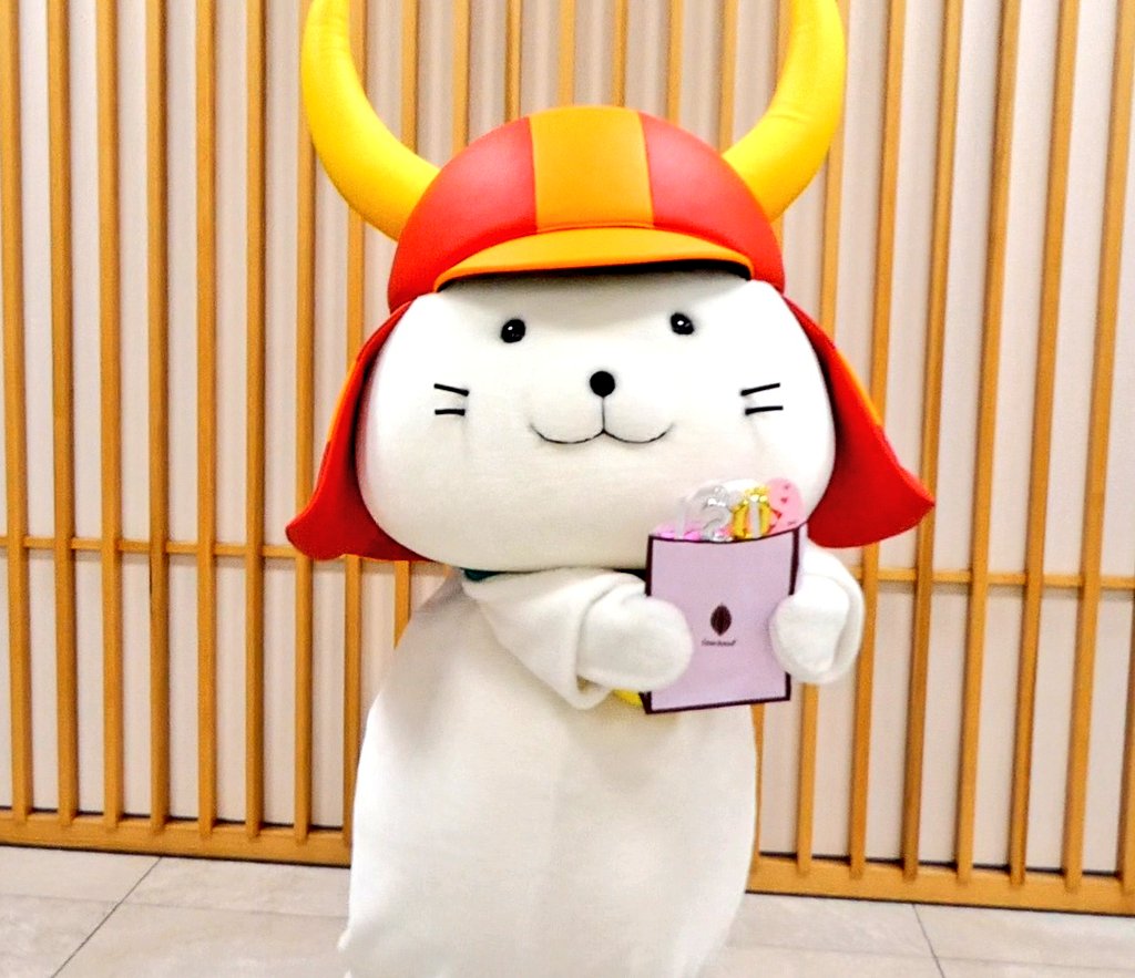 プレミアムプラス会員の特典、ひこにゃんとのツーショット写真🥰

バレンタインのチョコもお渡ししました💕

ひこにゃんにもお願いして、🫶ハート💕
ひこにゃんは出来てる〜⁉️🫶🫶🫶
2枚目の写真は、ひこにゃんの🫶ハート❤️😍