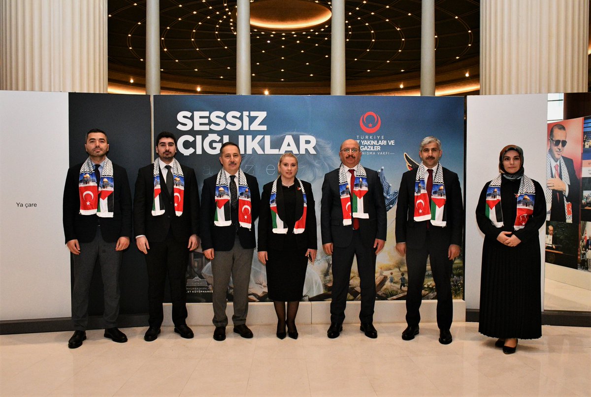TanrikuluSalih's tweet photo. Cumhurbaşkanlığı Millet Kütüphanesinde, Türkiye Şehit Yakınları ve Gaziler Dayanışma Vakfı (@sehitgazivakfi) tarafından Gazze’ye destek olmak amacıyla düzenlenen “Sessiz Çığlıklar” Filografi Sergisini ziyaret ettik.

Şehit yakınlarımızın büyük emek ve özveriyle hazırladığı her bir eser, sanatın evrensel diliyle Gazze’de yaşanan zulüm karşısında insanlığın ortak vicdanını güçlü bir şekilde anlatıyor. 

Bu anlamlı sergide Vakıf Başkanı Sayın Bilge Gürs başta olmak üzere emeği geçen herkese teşekkür ediyor, her zaman yanında olduğumuz Filistin halkının barışa ve huzura kavuşmasını temenni ediyorum.