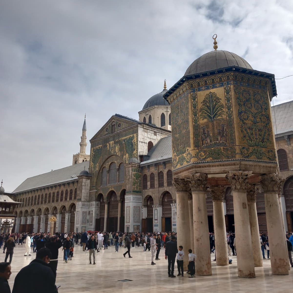 enessincee's tweet photo. Geçen hafta Emevî'de cuma namazı sonrası Suriyeli gazi bir kardeşimiz ve yaşları takriben 6-8 arası olan 3 çocuğuyla karşılaştık. İçimizden bir arkadaşımız yaşça diğerlerinden büyük olan çocuğa gizli bir şekilde harçlık vermek istedi. Çocuk parayı alıp teşekkür etti ve camiinin yardım kutusuna attı. Bu insanlar savaş imtihanına rağmen, iman, sabır ve tevekkülün çağımızdaki örnekleri olmuştur.