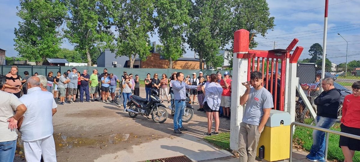 Trabajadores, láctea Verónica, protestaron frente , en la Planta de Lehmann (Santa Fe). Reclaman promesas incumplidas desde hace años. Cobran el sueldo en cuenta gotas.