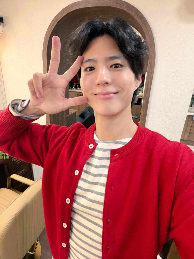 สดใสน่ารักภายในวันเดียว ✌️🤟
เสื้อขาวนุ่มฟูคล้ายถ่ายงาน 2024 
ส่วนเสื้อสีแดงตอนรับวานเลนไทน์ไปเลย 🌹 .. รอดูลุคพรุ่งนี้ 🫶