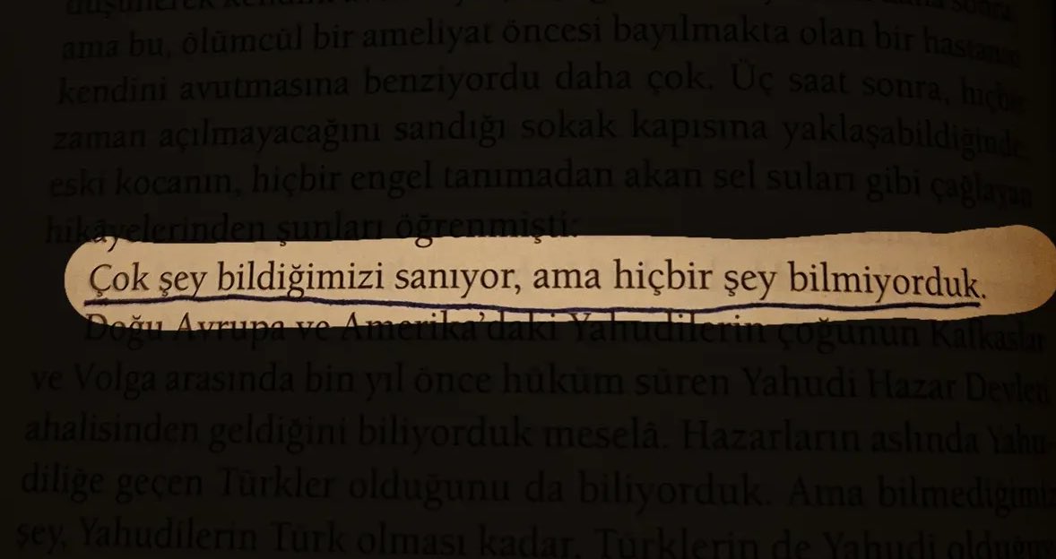 wisdocUK's tweet photo. “Ayaklarımı uzatarak oturdugum koltukta kendim olabilmenin tadını daha da çıkarabilmek için kendim olamadığım zamanları bir bir hatırladım.”

“Çok sey bildigimizi sanıyor, ama hiçbir sey bilmiyorduk.”

Karakitapta dönüp dönüp okuduğum satırlar…
#Karakitap https://t.co/qHIghvlDZB