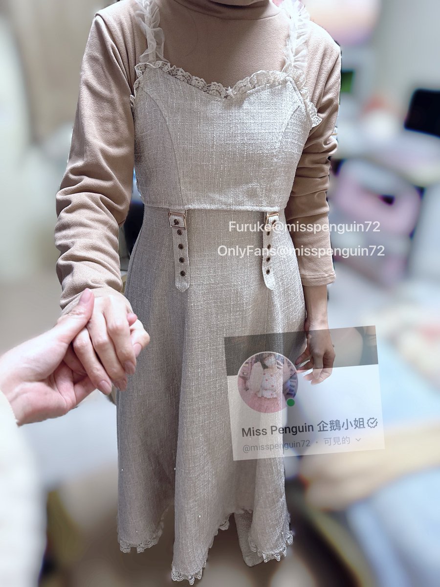 前陣子我媽要去吃尾牙
想不到穿什麼
我就把我的吊帶裙給她穿

媽：我每次尾牙都抽不到東西

：搞不好這次你穿我的衣服有加持啊！我的陽壽很好用的

（等我媽回來後）

媽：我抽到I17耶！

：？？？？？？（突然急速虛弱） https://t.co/ITTAs2wrS2