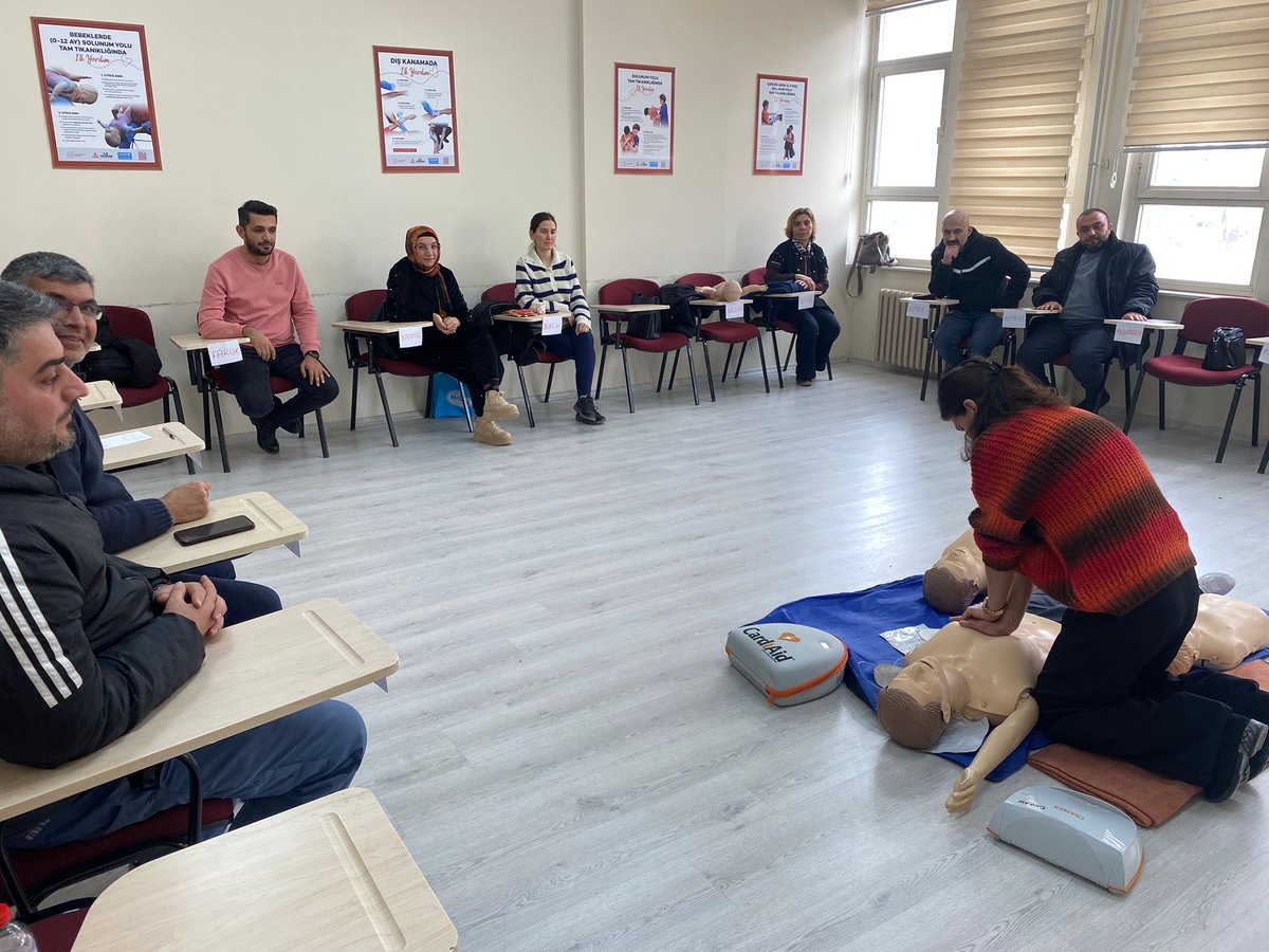 İl Milli Eğitim Müdürlüğümüz İlk Yardım Uzmanları İlk Yardım Yenileme eğitimlerine devam ediyorlar ⁦<a href="/meb_dhgm/">Destek Hizmetleri Genel Müdürlüğü</a>⁩ <a href="/omurfatih/">Ömür Fatih Karakullukçu</a>⁩ ⁦⁦<a href="/mebisgb/">İşyeri Sağlık ve Güvenlik Birimi Daire Başkanlığı</a>⁩ <a href="/ozkan_meb/">Özkan AVCI</a>⁩ ⁦<a href="/MalatyaMem/">MALATYA İL MİLLİ EĞİTİM MÜDÜRLÜĞÜ</a>⁩ ⁦<a href="/behcet_bakir/">behçet bakır 🇹🇷</a>⁩ ⁦<a href="/MAvsar44/">Avşar</a> <a href="/GlcanKILIN3/">Gülcan KILINÇ</a>