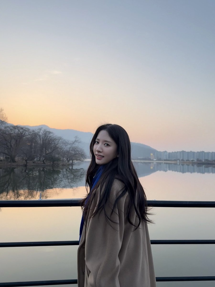 crazy to think she just walks around looking like this…