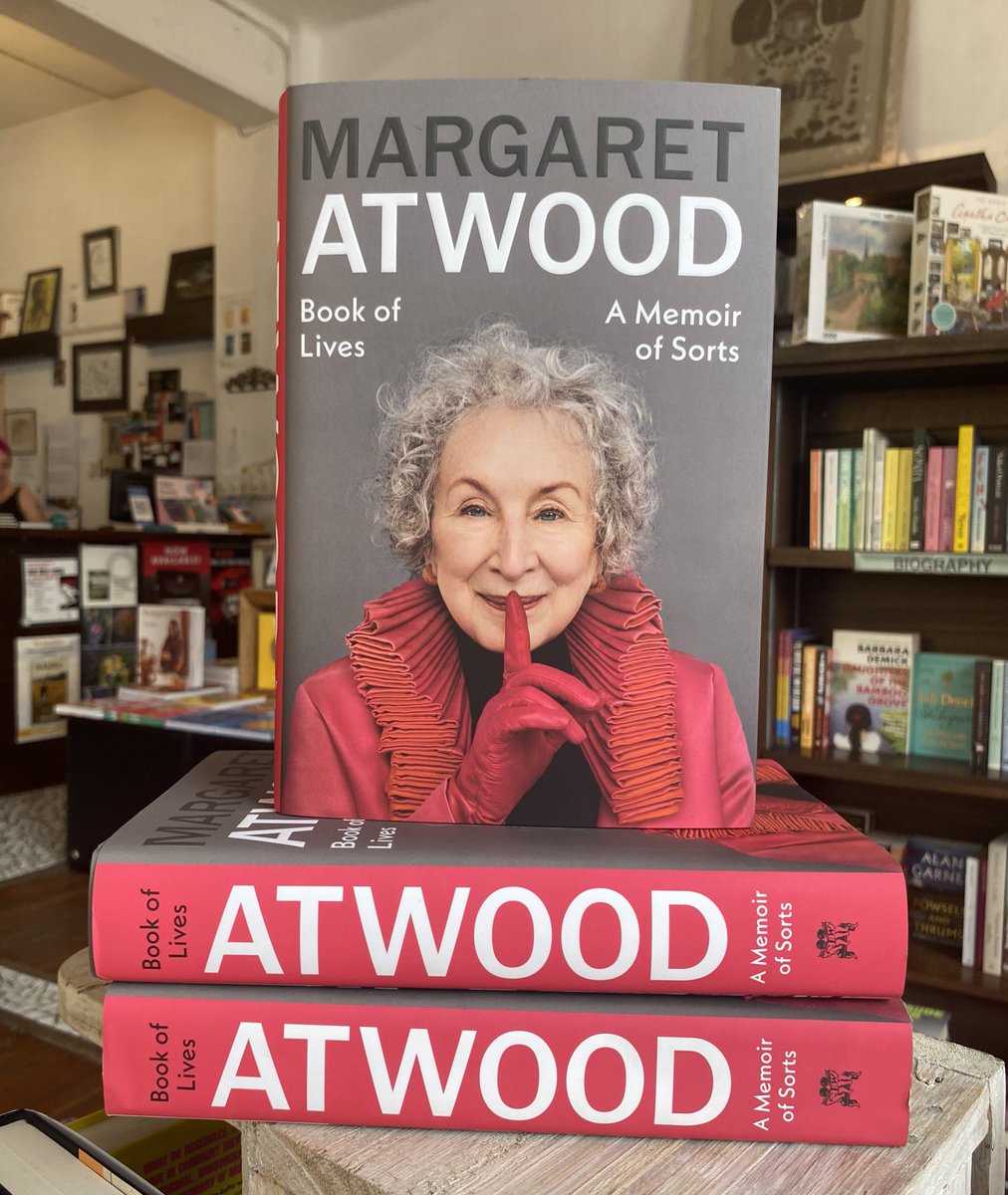 book_lounge's tweet image. ‼️NEW NEW NEW‼️

How does one of the most prolific writers of our time tell her own story? Immerse yourself in the creative universe of Margaret Atwood for a riot of life, art and everything in between.

Available online and in-store now 📚

#margaretatwood #memoir #newbook