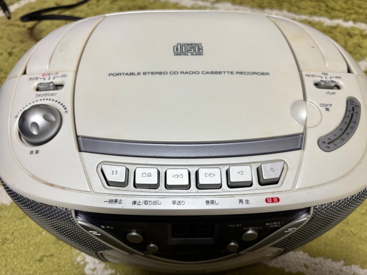 kazbl's tweet photo. テープ音源が聴きたくて
けどラジカセわざわざ買うのは。。。
少し前にもらった。
一つは動作するけど、音出ない
分解した。直せるようになりたいな。

これ以上置くスペースないけど、ステンラックも、もうひとつゲット！ https://t.co/Of39dmCBwx