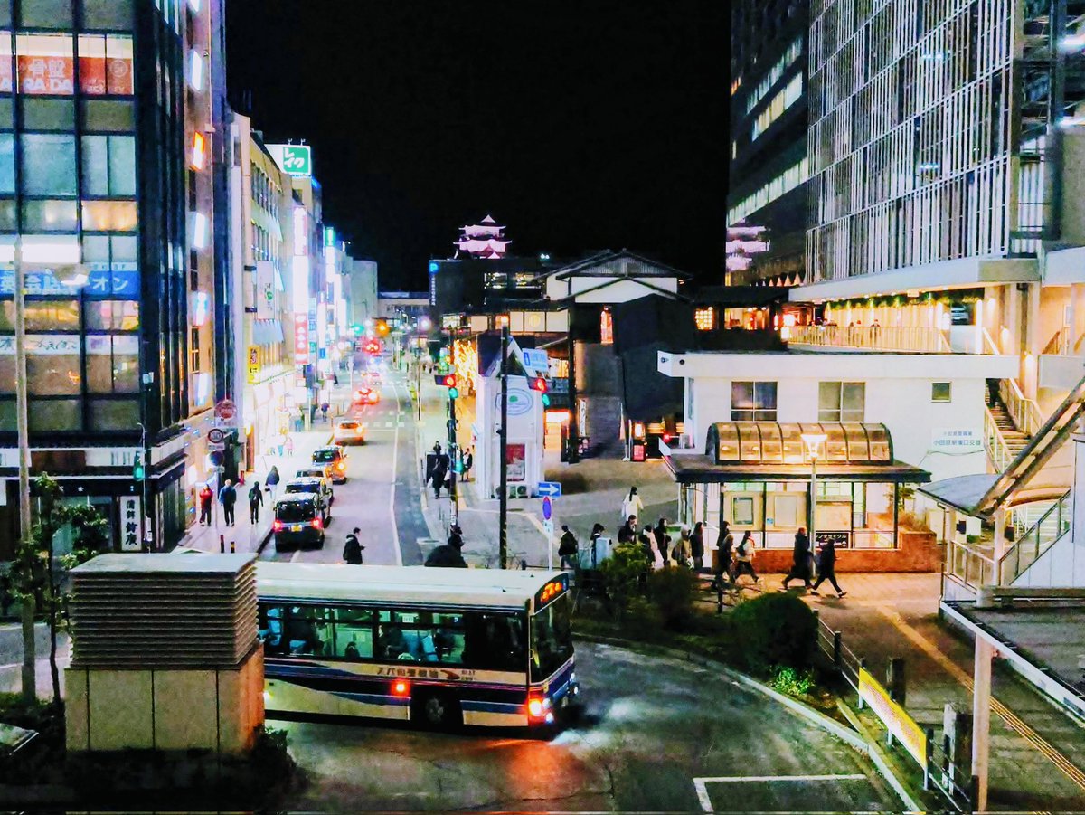 夜の小田原駅から小田原城を望む