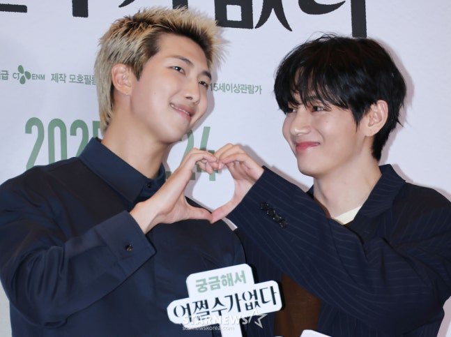 RM_TeamIna's tweet image. Pendapat Taehyung tentang Namjoon

🧸RM seperti identitas grup ini.

🧸Dia adalah pemimpin inti grup, jadi dia pasti merasakan tekanan yang jauh lebih besar daripada kami semua. Biasanya aku tidak merasakan tekanan sebanyak itu, tapi dia merasakannya.

🐨: Manis sekali
*sambil…