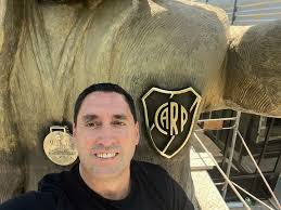 Hoy es un gran día para volver a exigir que saquen esa estatua horrible que hicieron en honor a Marcelo Gallardo.

Primero porque el bronce es para cuando te retiras o partís a la posteridad. El único beneficiado con ese engendro fue Carlos Trillo. Deberían sacarla hoy mismo.