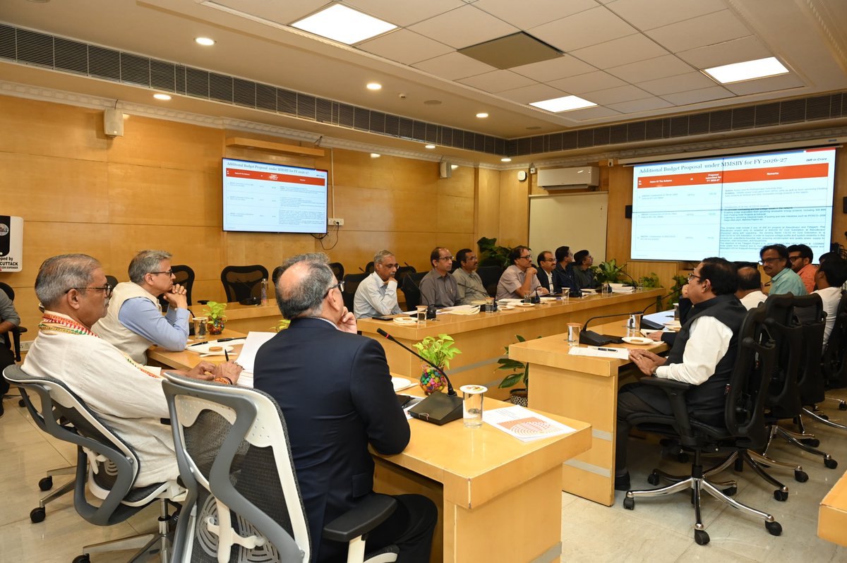 KVSinghDeo1's tweet photo. Chaired the Budget Discussion on Energy with all stakeholders of the department today at Lok Seva Bhawan.⚡🌍  

#OdishaEnergy #BudgetDiscussion #SustainableFuture #OdishaRising
@EnergyOdisha https://t.co/mnUv1kkRqk