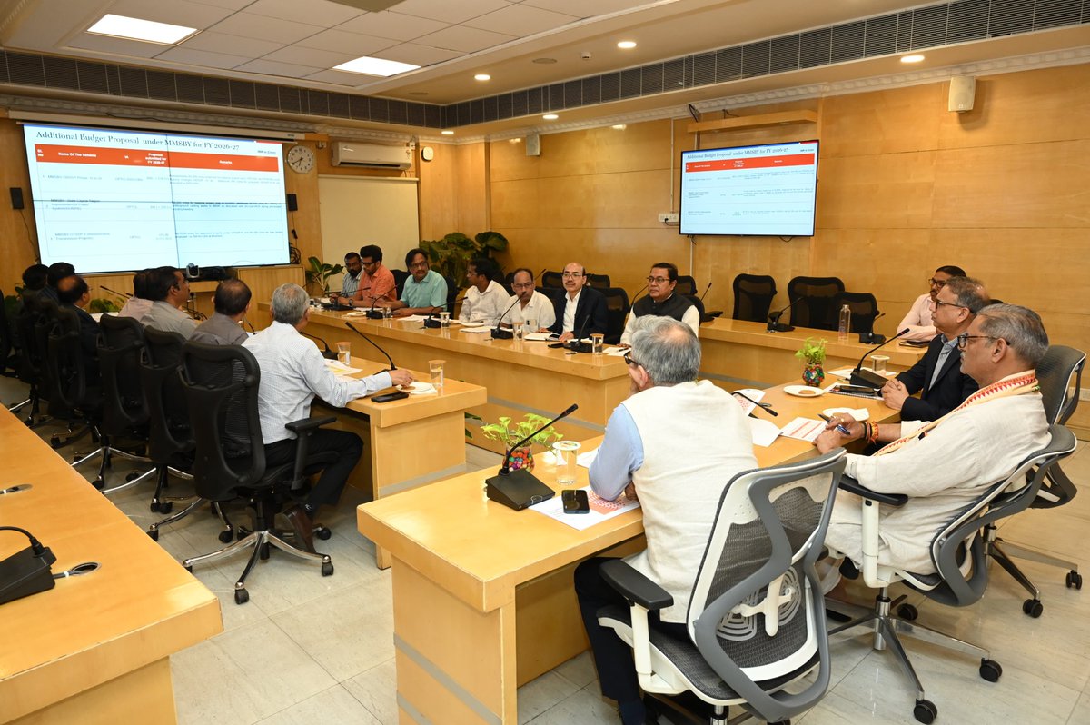 KVSinghDeo1's tweet photo. Chaired the Budget Discussion on Energy with all stakeholders of the department today at Lok Seva Bhawan.⚡🌍  

#OdishaEnergy #BudgetDiscussion #SustainableFuture #OdishaRising
@EnergyOdisha https://t.co/mnUv1kkRqk