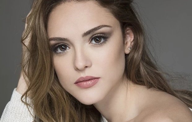 GiuliMedrado's tweet image. Remake de Por Amor é inaceitável, mas quando Angela Chaves e Licia Manzo escreverem a continuação com os filhos se Laura, João Marcelo (Danilo Mesquita) e Alicia (Isabelle Drummond) sendo os protagonistas vai ser tudo. Alicia é a vilã que inferniza a vida da madrasta Eduarda, que