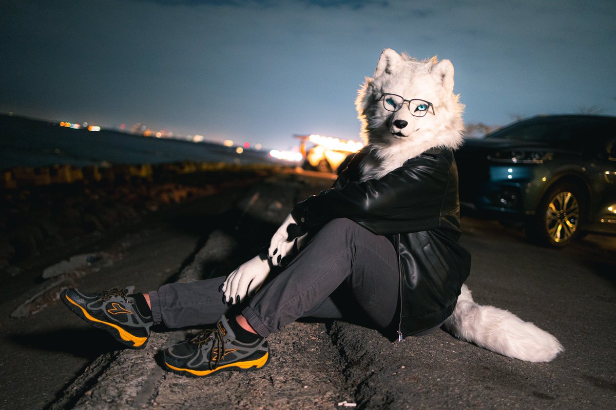 nottsvwolf's tweet photo. 「静寂は、疲れた心への贈り物です。 
道の先が見えなくても、恐れないで。僕が隣であなたを照らす灯りとなりましょう。」

#NottWolf 
#FurtoMonday 

🐺 ：諾特（Ｘ@nottsvwolf  ） 
📷 ：羊騎（X @goat83262 ） https://t.co/dLV4StG4la