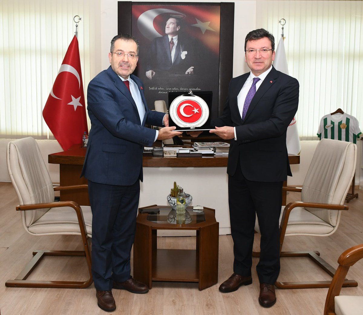 Serik Kaymakamı Sn. Dr. Cemal Şahin’e nezaket ziyaretinde bulunduk. Turizmin ve tarımın kalbi Serik’te verilen meteorolojik hizmetler hakkında görüştük. Sayın Kaymakamımıza yakın ilgisi ve destekleri için teşekkür ederim.