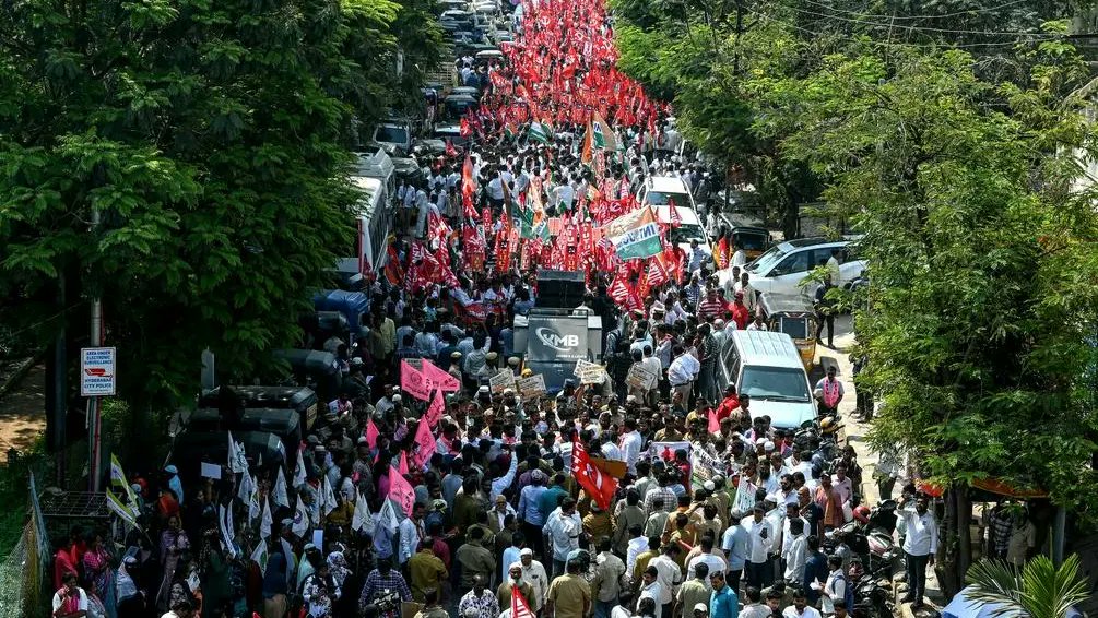 MorePerfectUS's tweet image. Yesterday upwards of 300 million people across India held a national strike.

Numerous unions and farmers' groups flooded the streets, shutting down large segments of the economy.

One of the key demands was a withdrawal from the trade deal struck with the Trump administration.