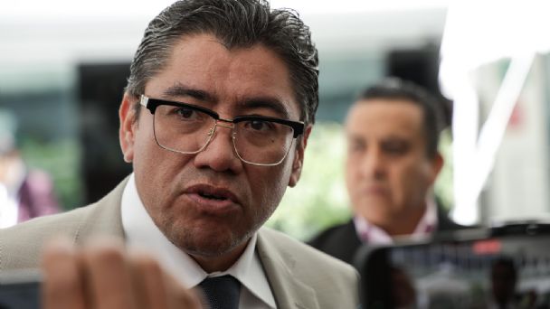 Saúl Monreal insiste en ser candidato a la gubernatura de Zacatecas.

La gente votó para acabar con el nepotismo y así fue acordado dentro de MORENA.

Los Monreales no están por encima de la voluntad del pueblo y deben de ser expulsados del partido si traicionan al movimiento.