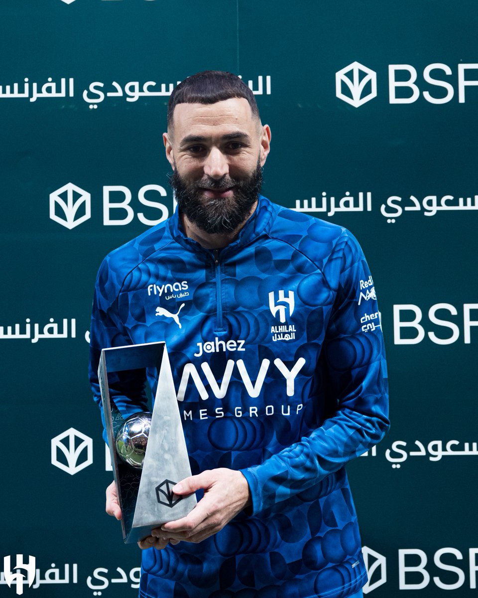 Alhilal_FC's tweet image. 🔝 @Benzema يتسلّم جائزة هدف الأسبوع في دوري روشن ⚽️💙