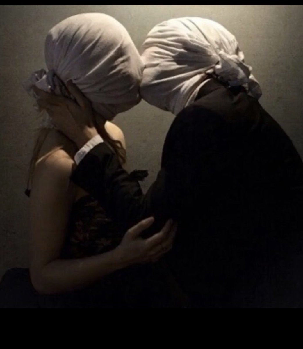 غرقت لي في بحر مافيه ساحل
وانا بحور اهل الهوى محترفها

الحب اعرفه واعرف انه مراحل
لكن وصلت لـ مرحله ما اعرفها .. 🩶